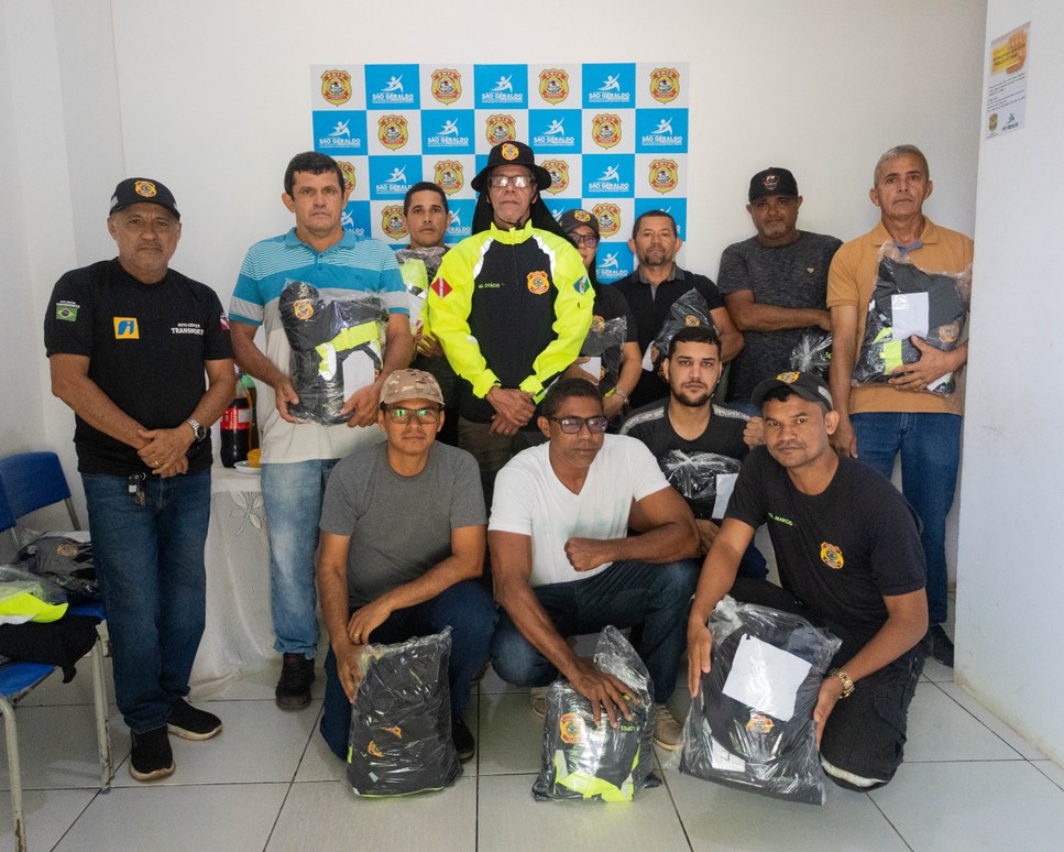 Entrega de novos uniformes reforça atuação dos agentes do DMTU.