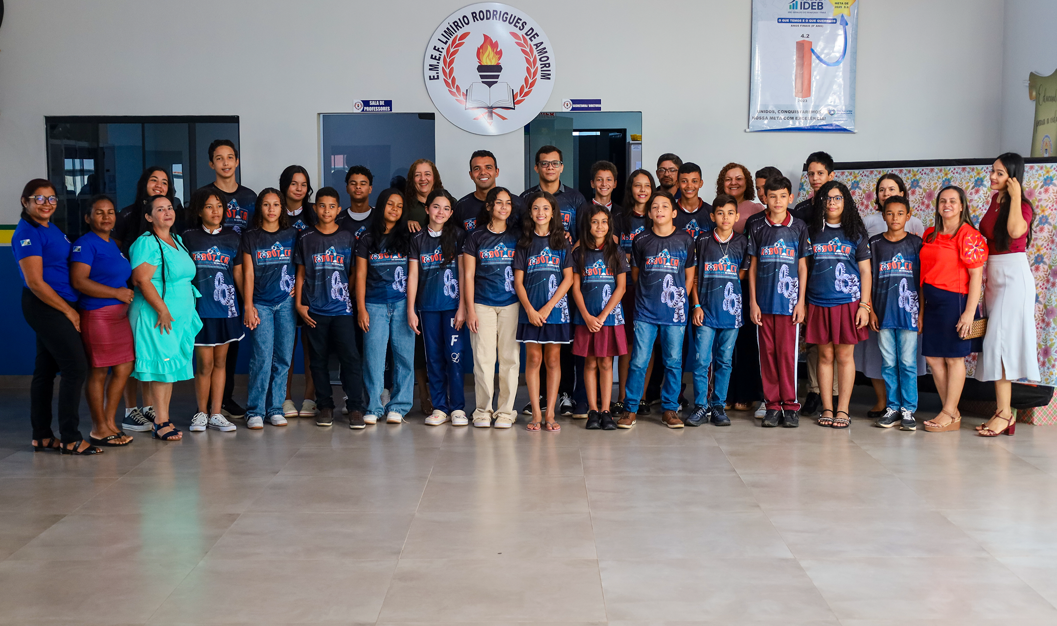 Gestão Municipal através da Secretaria de Educação realiza entrega de uniformes aos alunos do Projeto Escola com Robótica.
